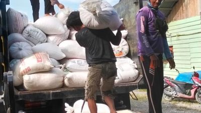 Bhabinkamtibmas Polsek Singingi Hilir Kawal Distribusi Panen Jagung Pipil ke Bulog Pekanbaru