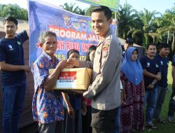 Kapolres Kuansing AKBP Hidayat Perdana,SH SIK MH, Serahkan Bansos Di Desa Pangkalan Indarung, Salah Satu Desa Terluar Di Kuansing