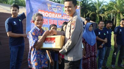 Kapolres Kuansing AKBP Hidayat Perdana,SH SIK MH, Serahkan Bansos Di Desa Pangkalan Indarung, Salah Satu Desa Terluar Di Kuansing