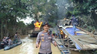 145 Rakit PETI Dimusnahkan, Kapolres Kuansing AKBP Hidayat Perdana,SH, SIK MH Terjun Langsung  Selamatkan Sungai Kuantan 