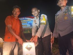 Polisi Cinta Petani, Bhabinkamtibmas Polsek Singingi Hilir Serahkan Bantuan Pupuk untuk Dukung Ketahanan Pangan