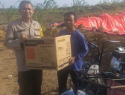 Polisi Cinta Petani, Bhabinkamtibmas Polsek Singingi Hilir Bantu Alat Penyiraman Antisipasi Musim Kemarau