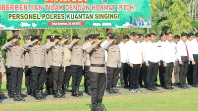 Kapolres Kuansing Pimpin Upacara PTDH Dua Personel, Tegaskan Komitmen Penegakan Kode Etik Polri