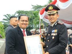 Kasat Narkoba Polres Kuansing Terima Reward dari Kapolres Kuansing