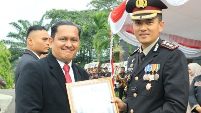 Kasat Narkoba Polres Kuansing Terima Reward dari Kapolres Kuansing
