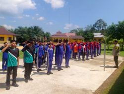 Polsek Hulu Kuantan Berikan Sosialisasi Kenakalan Remaja dan Latihan PBB kepada Peserta MPLS SMAN 1 Hulu Kuantan