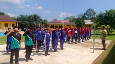 Polsek Hulu Kuantan Berikan Sosialisasi Kenakalan Remaja dan Latihan PBB kepada Peserta MPLS SMAN 1 Hulu Kuantan